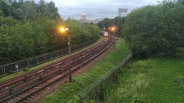 Метропоезда "Русич" на перегоне Кунцевская - Молодёжная, Арбатско-Покровская линия Московского метр смотреть онлайн