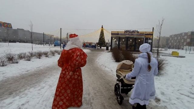 Дед Мороз , Снегурочка и компания гуляет по Кудрово. смотреть онлайн