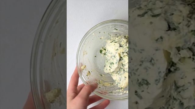 Для закусок, пельмешек, пасты, чесночного хлеба. Рецепт масла с чесноком, зеленью и сыром! смотреть онлайн