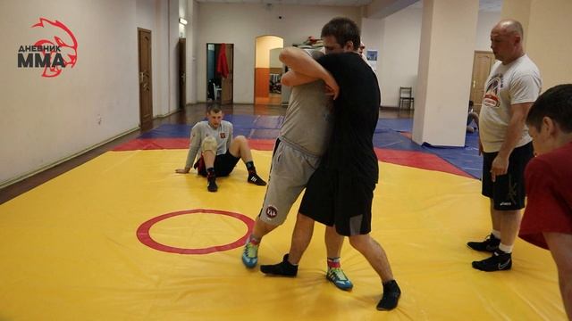 Зашагивание через внутренний зацеп. Вольная борьба смотреть онлайн