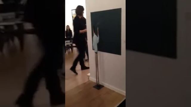 Viewing an artwork in a White Cube gallery space смотреть онлайн