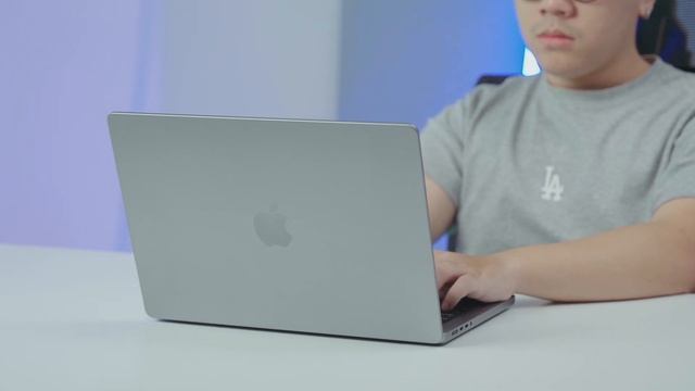 Tạm biệt MacBook Pro 13 inches! Mình mua thêm MacBook Pro 14 M3 để edit, chơi được game luôn! смотреть онлайн