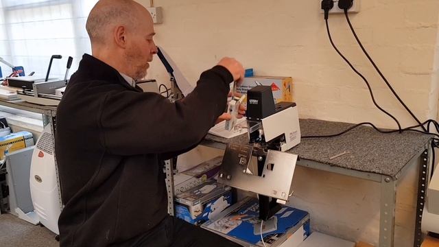 How to change the head on a Rapid 106 stapler смотреть онлайн