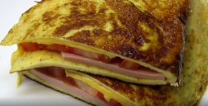 Жаренное яйцо с колбасой и помидором