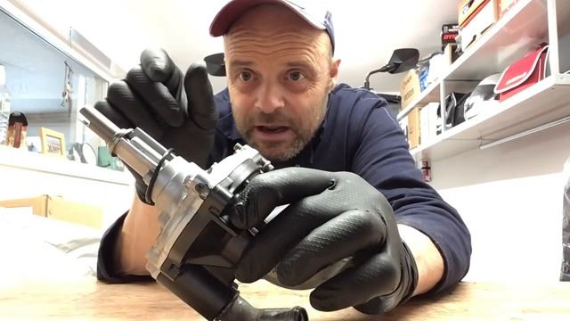 Honda CB650R CBR650R Repairing Oil Leak From Water Pump & Draining Refilling & Bleeding The Coolant смотреть онлайн