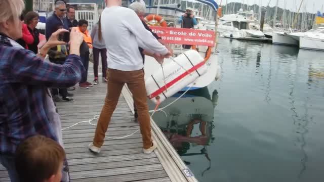 Аварийное и спасательное оборудование - Плот спасательный надувной - Hendaye Ecole de Voile смотреть онлайн