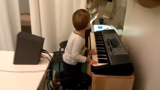 Tim plays piano and sing Kalinka-Malinka смотреть онлайн