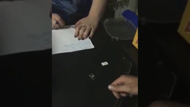 Мужик в магазине расплачивается сим картами ахъаъхахъ смотреть онлайн