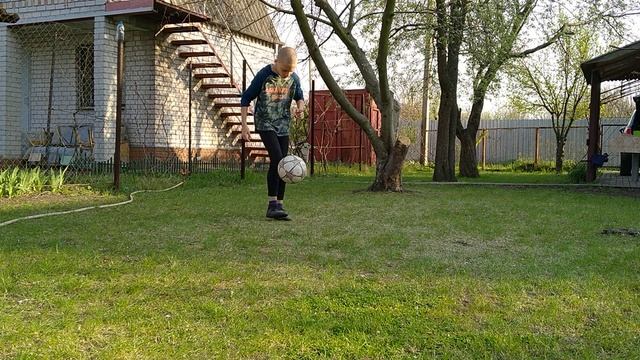 Чеканка мяча.Челлендж принял от Сергея Кравченко и Руслана Ротаня чеканка мяча 3231 раза, 19.04.20 смотреть онлайн