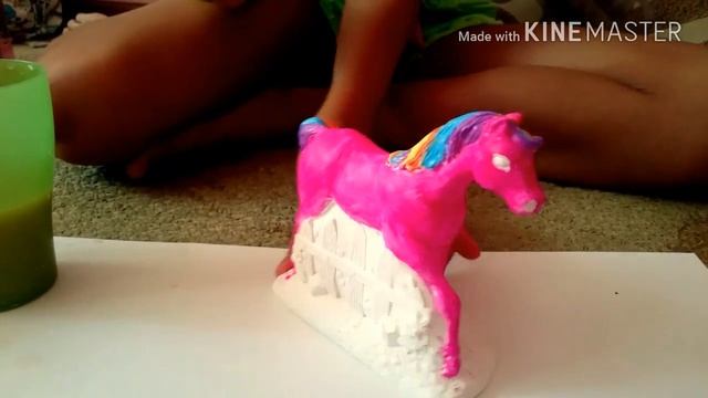 рисую красками и блестками красивую лошадку GLITTER PLASTER HORSES набор для творческих девочек смотреть онлайн