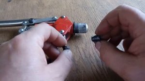 Как заклепать пластиковую заклепку обыкновенным заклепочником для алюминиевых заклепок.