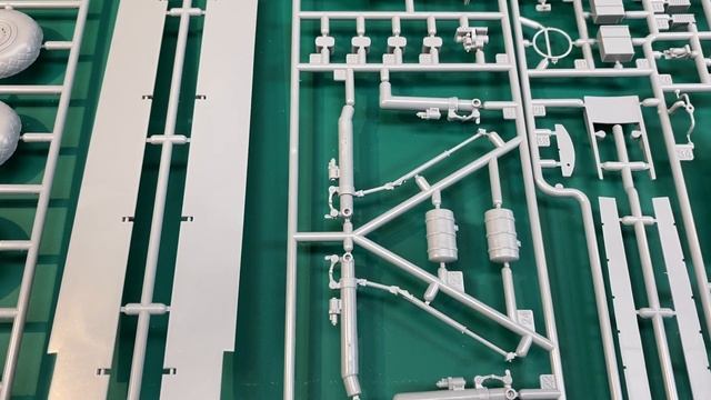 1/48 HK B-17F FLYING FORTRESS INBOX REVIEW