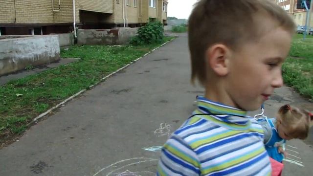 Дети рисуют на асфальте. Омск.район, Ясная поляна. смотреть онлайн