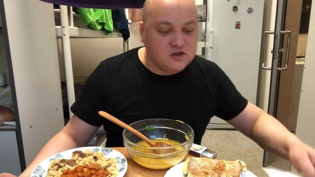 СУП С ПШЕНКОЙ МАКАРОНЫ С ТУШЕНКОЙ MUKBANG мукбанг смотреть онлайн