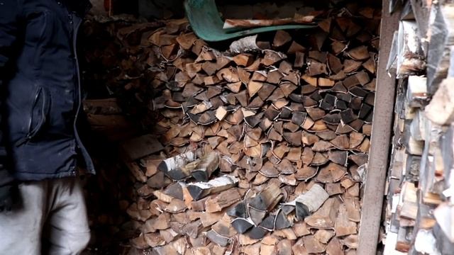 КУПИЛ ДОМ В ДЕРЕВНЕ УБИРАЮ ДРОВА С УЛИЦЫ В ДРОВЕННИК ЧАСТЬ 8 смотреть онлайн