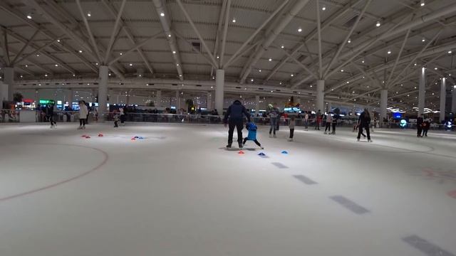 ДАНЯ ПЕРВЫЙ раз ВСТАЛ НА Коньки УЧИТСЯ С ТРЕНЕРОМ Реакция ДАНИ НА ТРЕНИРОВКУ Катаемся на Коньках Вс смотреть онлайн