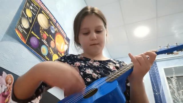 Играю на укулеле ну или сочиняю милодию 😄😊:-) смотреть онлайн