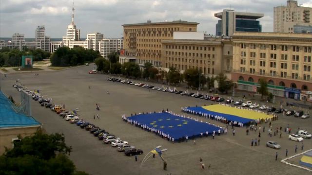 В Харькове на пл Свободы развернули флаги Украины и Евросоюза смотреть онлайн