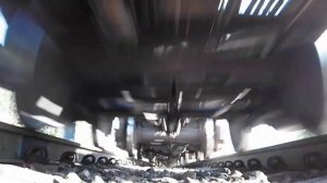 Камера между рельсами под грузовой поезд. Грузовой поезд проехал над телефоном.