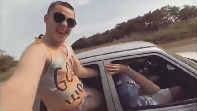 На скорости 110км/ч вылез в окно! смотреть онлайн