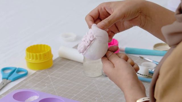 CAKE DESIGN: How To Make Sugar Flowers - Online Course by Nasima Alam | Domestika English смотреть онлайн