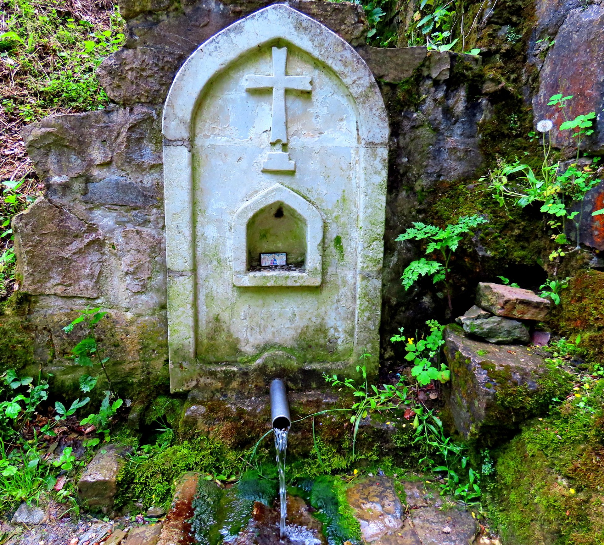 Фонтаны монастырского сада. Монастырь Сурб-Хач в Старом Крыму.