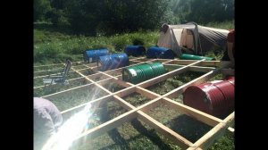 Плот из бочек. Сплав на плоту по реке.