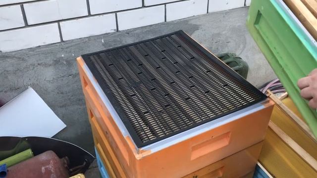Бизнес на пчёлах. Как менять магазины для ульев. Розжиг дымаря. смотреть онлайн