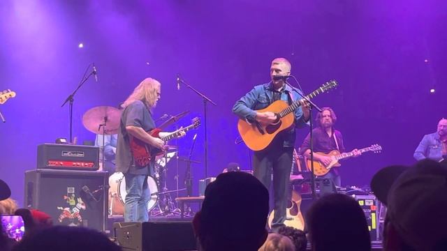 Tyler Childers - Trudy w/Warren Haynes (Christmas Jam 12/10/22) смотреть онлайн