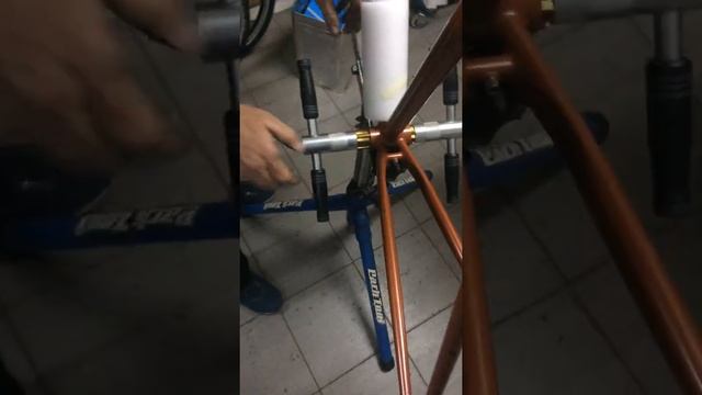 CrankMaster Алматы. Прогонка резьбы каретки смотреть онлайн