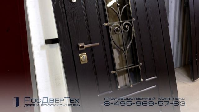 Дверь входная для частного дома со стеклом и ковкой, отделка шпонированный МДФ от РОСДВЕРТЕХ смотреть онлайн