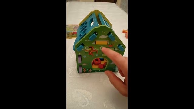 Playing with a toy house - Games for kids смотреть онлайн