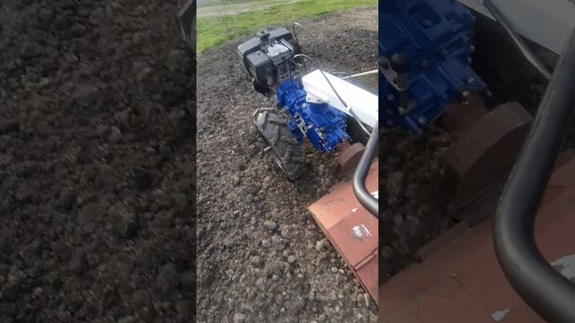 Мотоблок МБ-90М с двигателем Hatz 1B30, работа с фрезой. смотреть онлайн