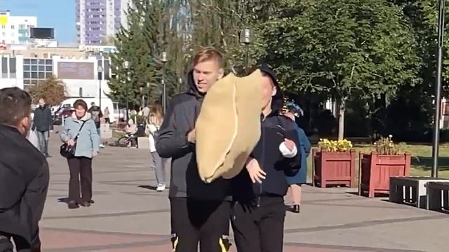 ПОДРАЛСЯ с ПРОХОЖИМИ НА ПОДУШКАХ В Центре Города ПРАНК! Это ЖЕСТЬ! ПОЛУЧИЛ по ЛИЦУ! РАЗБИЛ ТЕЛЕФОН! смотреть онлайн