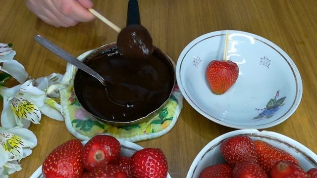 Клубника в шоколаде! Лучше чем с шоколадом! Простой рецепт! смотреть онлайн
