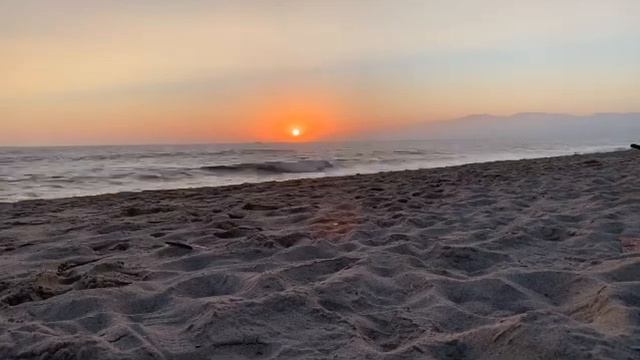 Нереально красивый закат на берегу Тихого океана смотреть онлайн