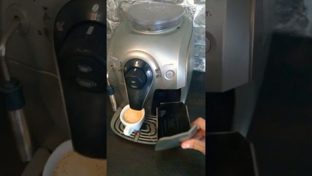 Кофемашина Saeco Xsmall. Как готовит кофе. смотреть онлайн