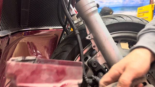 HONDA GL1500 GOLDWING, FRONT WHEEL, FENDERS AND BRAKE CALIPER'S REMOVAL #Honda Goldwing смотреть онлайн