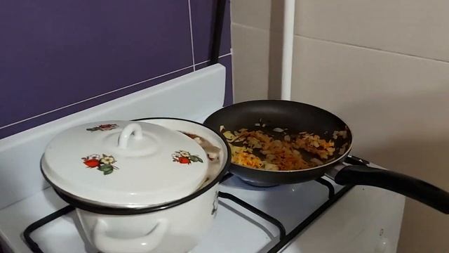 Беженцы с Мариуполя закончели готовить суп с грибов