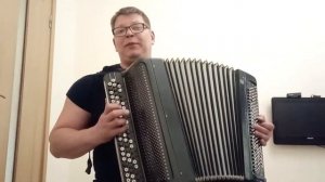 Смуглянка на баяне