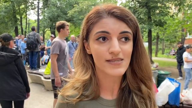 Волонтёры кормят бездомных около Курского вокзала смотреть онлайн