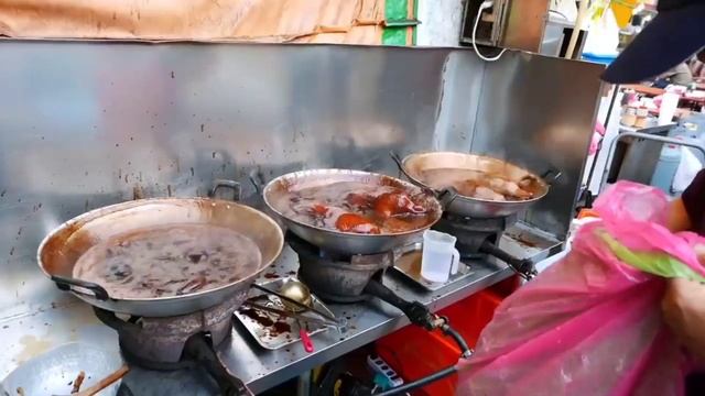 Тайваньская Уличная Еда - УТОЧКА В КАРАМЕЛИ Ночной Рынок Каохсиун Тайвань смотреть онлайн