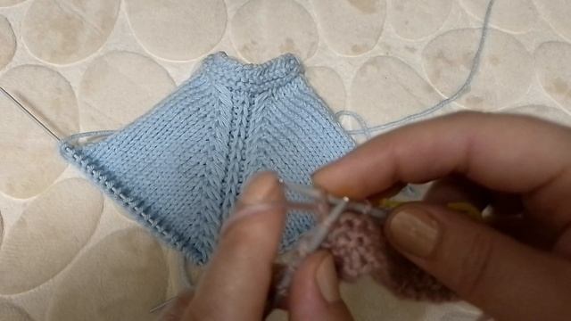 Регланная линия с вытянутыми петлями, спицами. смотреть онлайн