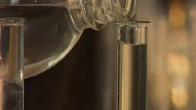 Видеоопыты. Неорганика 90. Электролиз раствора иодида калия смотреть онлайн