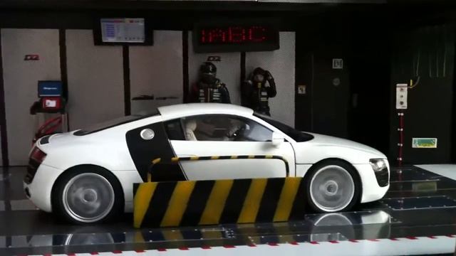 1/18 Audi R8 in diorama смотреть онлайн