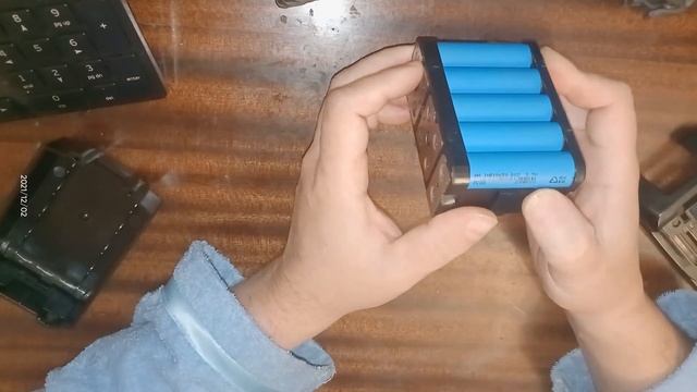 Купил на Али аккумуляторы для шуруповерта на 18 вольт,смотрим что внутри какие банки там стоят! смотреть онлайн