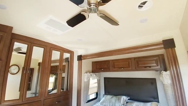 What's a Destination Trailer? Check out this RV! смотреть онлайн