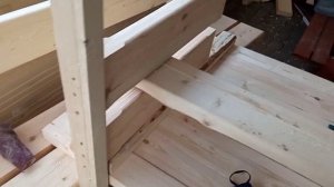 Простой и надежный стол своими руками из дерева