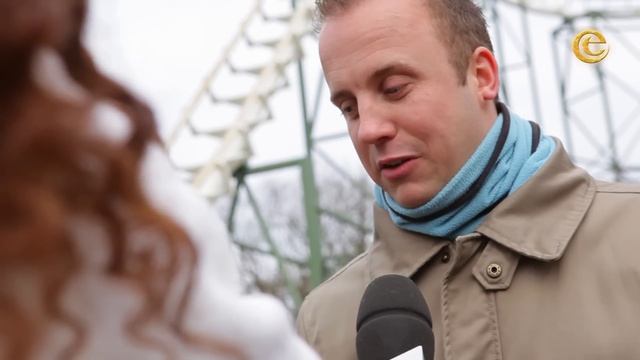 Hoe kan het dat je blijft zitten als de Python over de kop gaat? - Vraag 't de Efteling смотреть онлайн