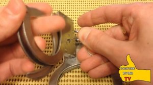 Как открыть наручники без ключа?